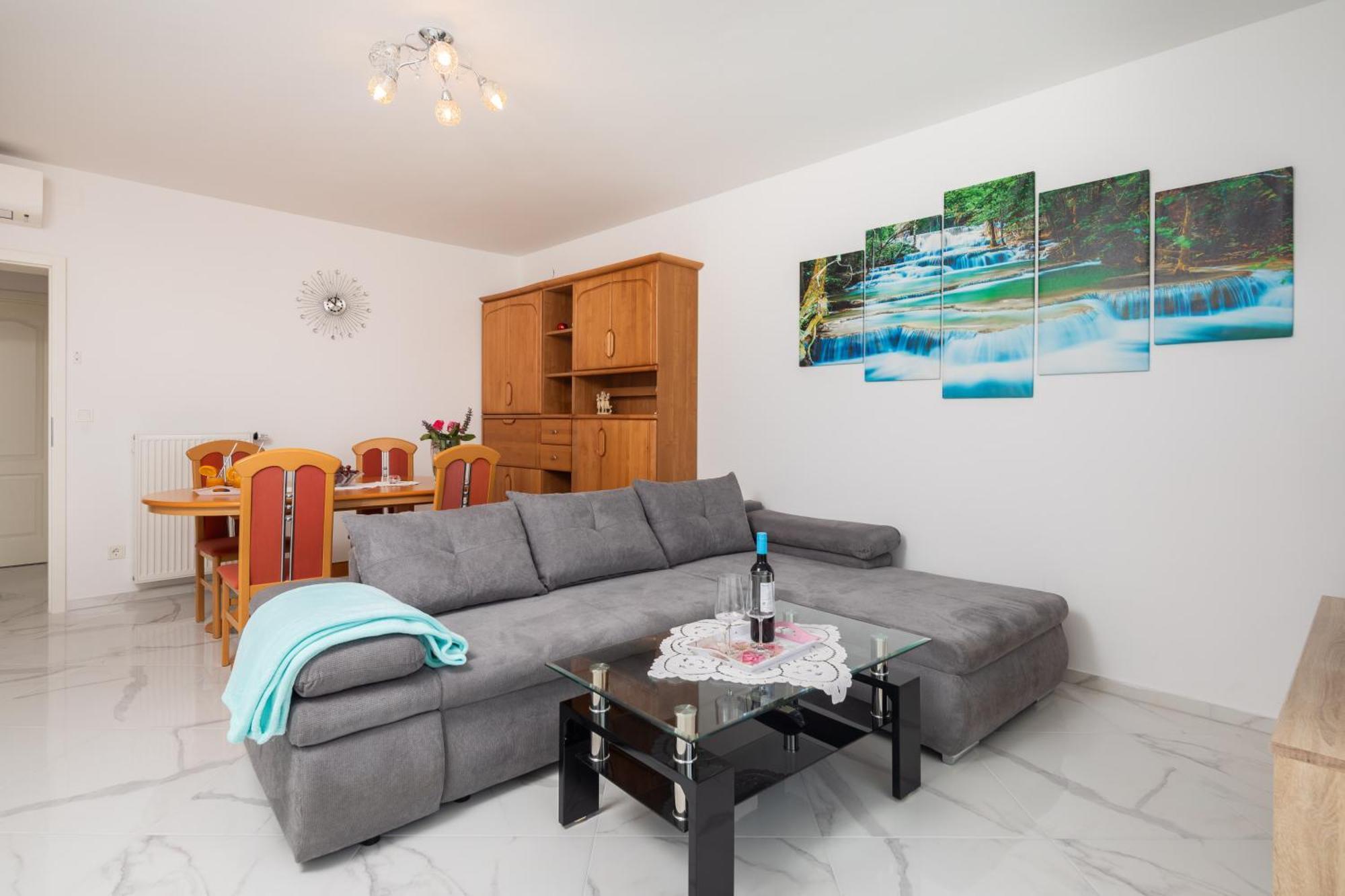 Apartment Paramount